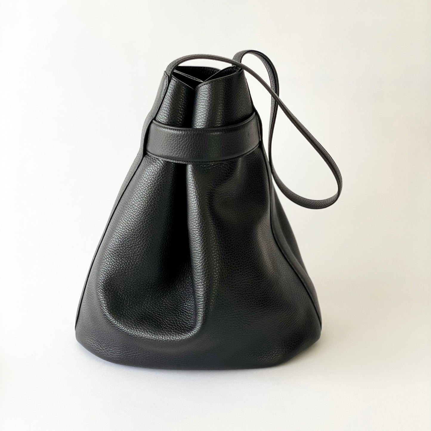Le sac seau Navona en noir