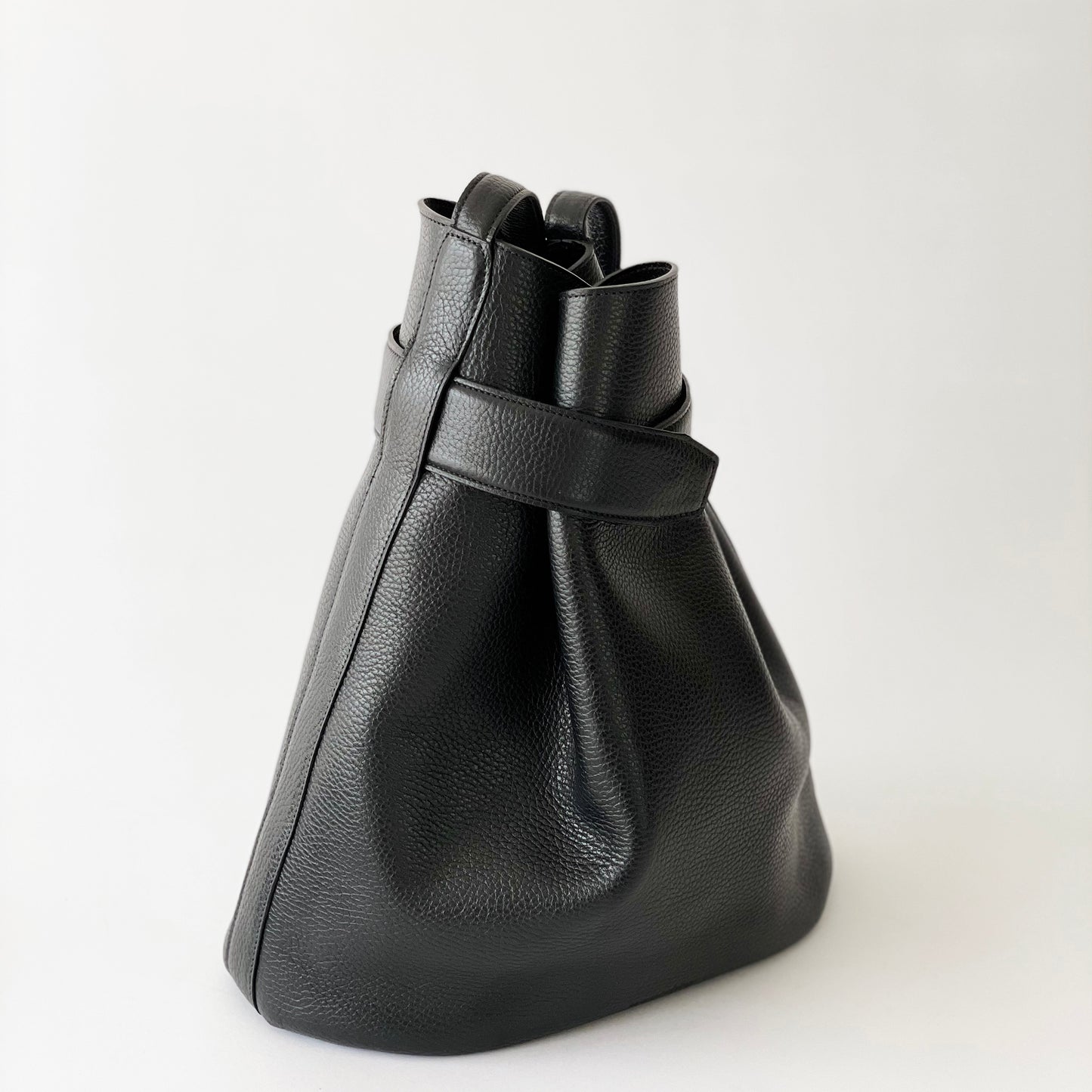 Le sac seau Navona en noir